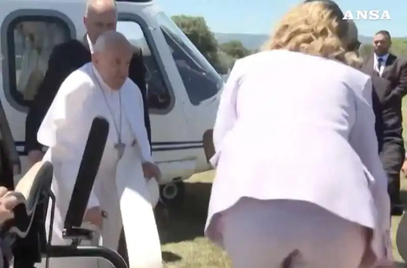 papa francesco arriva a borgo egnazia   g7 borgo egnazia 