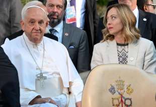 papa francesco con giorgia meloni al g7 di borgo egnazia