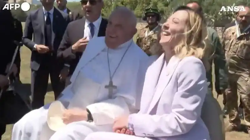 papa francesco nella mini car con giorgia meloni al g7 di borgo egnazia 2