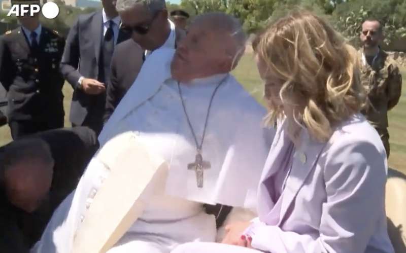 papa francesco nella mini car con giorgia meloni al g7 di borgo egnazia