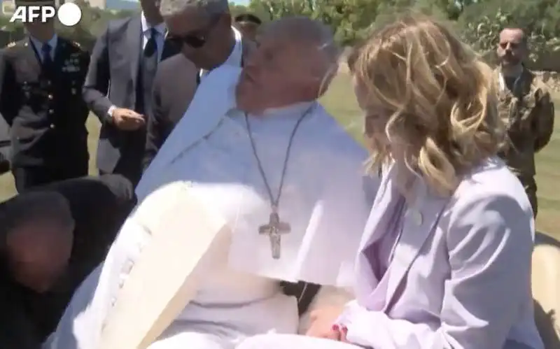 papa francesco nella mini car con giorgia meloni al g7 di borgo egnazia