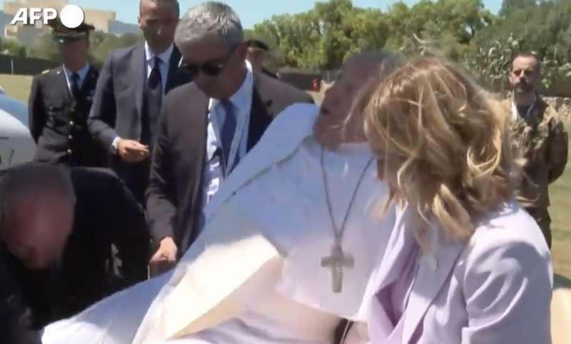 papa francesco nella mini car con giorgia meloni al g7 di borgo egnazia