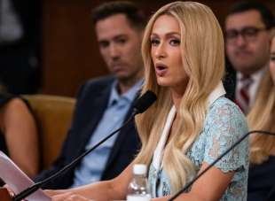 paris hilton parla al congresso 2