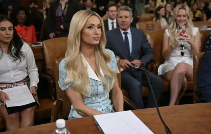 paris hilton parla al congresso di assistenza all infanzia 1