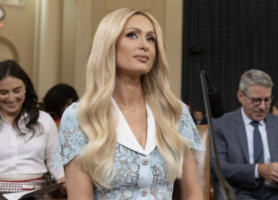 paris hilton parla al congresso di assistenza all infanzia 8