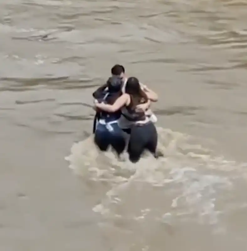 pompiere prova a salvare i ragazzi sul fiume natisone   2