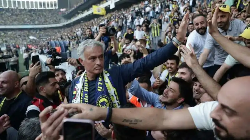 presentazione di jose mourinho al fenerbahce 