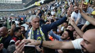 presentazione di jose mourinho al fenerbahce