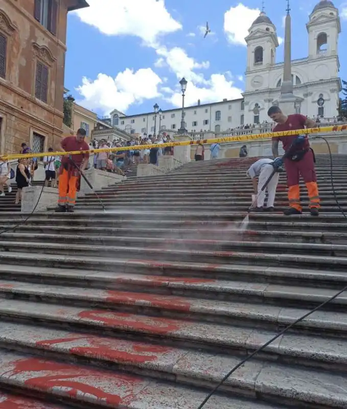 PULIZIA DELLA SCALINATA DI TRINITA DEI MONTI - 2