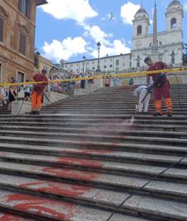 PULIZIA DELLA SCALINATA DI TRINITA DEI MONTI - 2