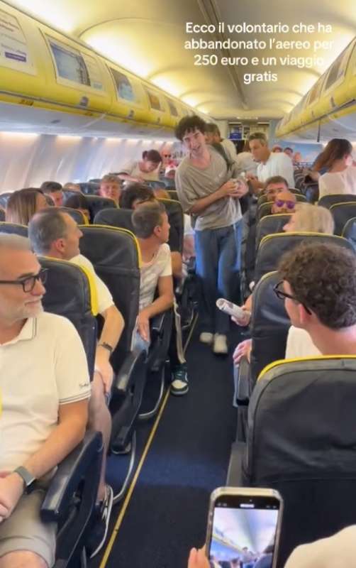 ragazzo scende dall aereo ryanair in overbooking 1