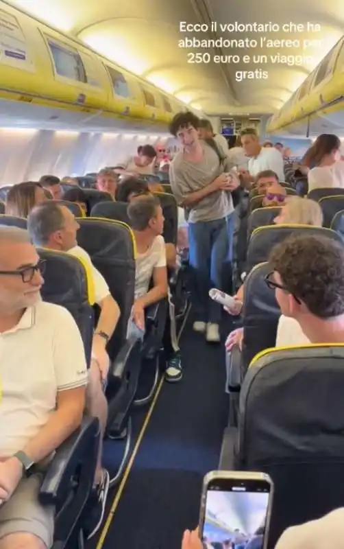 ragazzo scende dall aereo ryanair in overbooking   1