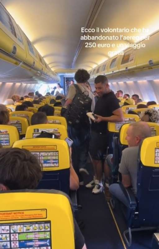 ragazzo scende dall aereo ryanair in overbooking 2