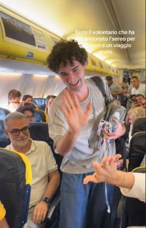 ragazzo scende dall aereo ryanair in overbooking 3