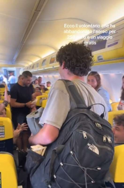 ragazzo scende dall aereo ryanair in overbooking 4