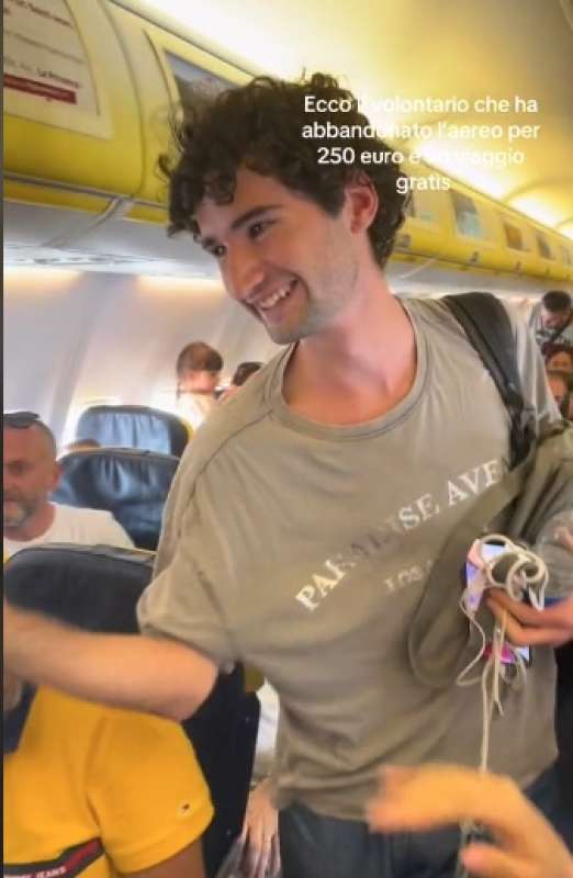 ragazzo scende dall aereo ryanair in overbooking 5