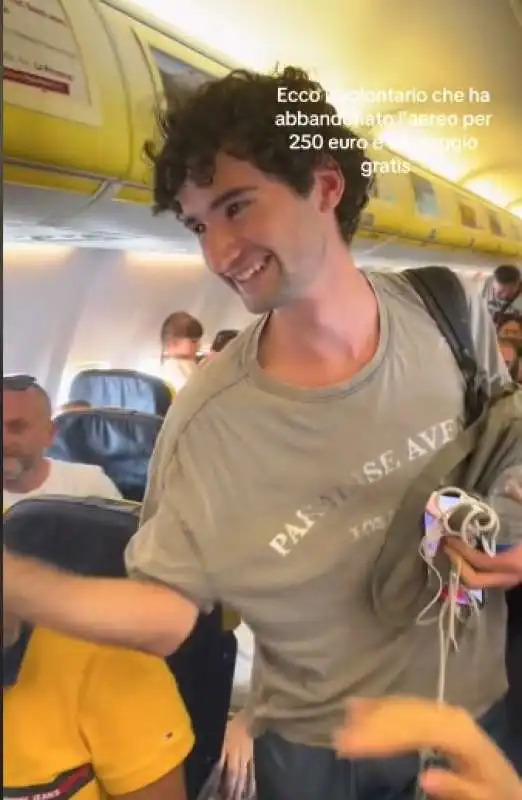 ragazzo scende dall aereo ryanair in overbooking   5