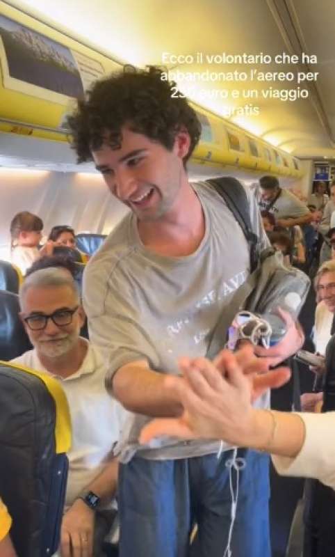 ragazzo scende dall aereo ryanair in overbooking 7