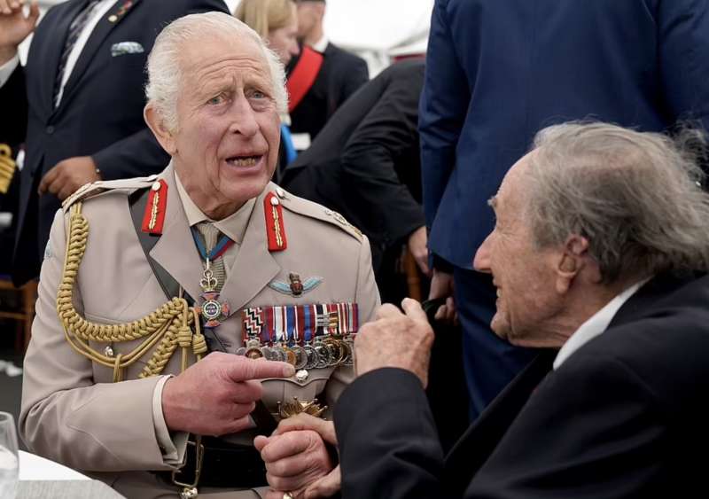 re carlo con un veterano dello sbarco in normandia 80 anni del d day ver sur mer