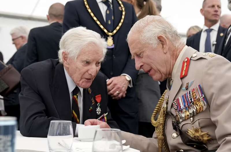 re carlo con un veterano dello sbarco in normandia 80 anni del d day ver sur mer