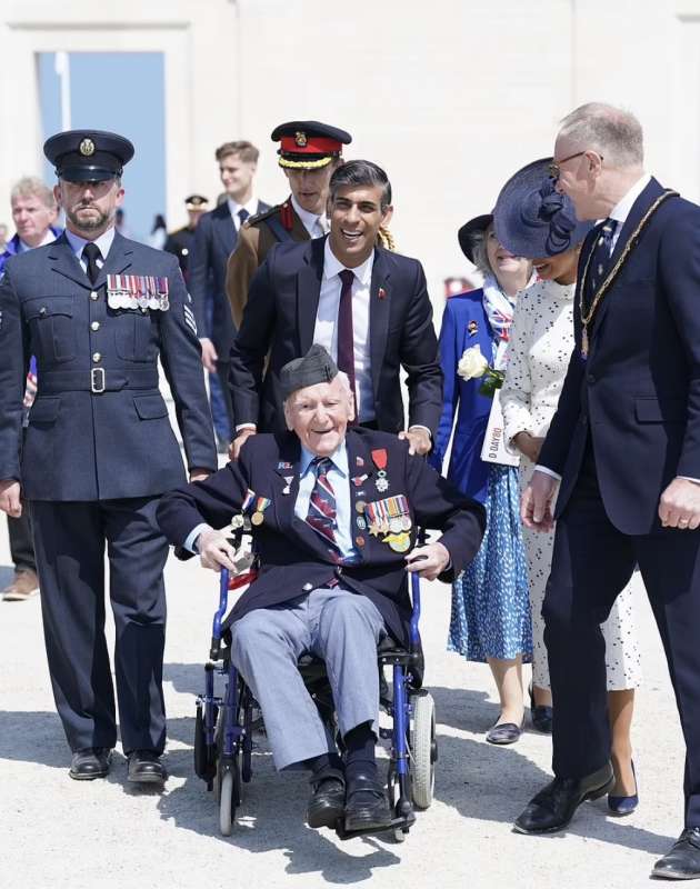 rishi sunak con un veterano dello sbarco in normandia 80 anni del d day ver sur mer