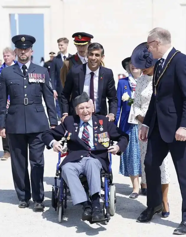 rishi sunak con  un veterano dello sbarco in normandia   80 anni del d day   ver sur mer  