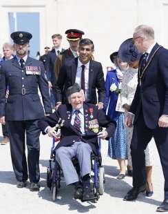 rishi sunak con un veterano dello sbarco in normandia 80 anni del d day ver sur mer