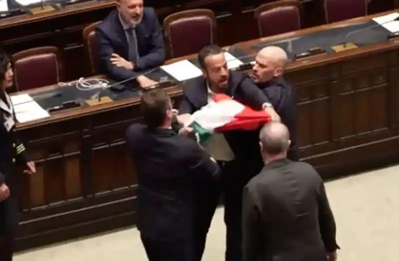 rissa alla camera igor iezzi aggredisce leonardo donno  2