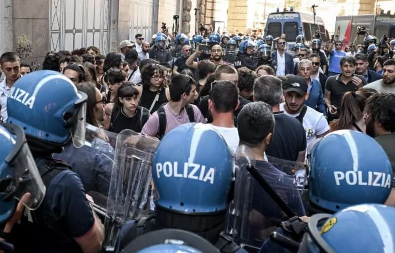 scontri al comizio di vannacci a milano