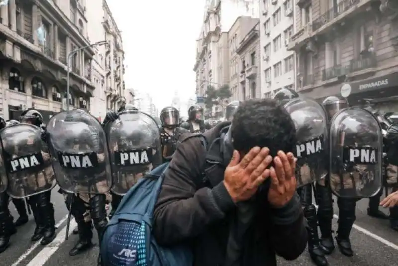 SCONTRI ALLA MANIFESTAZIONE CONTRO IL GOVERNO MILEI A BUENOS AIRES