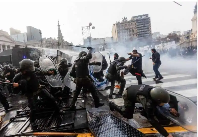 SCONTRI ALLA MANIFESTAZIONE CONTRO IL GOVERNO MILEI A BUENOS AIRES