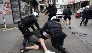 scontri gelsenkirchen tra tifosi serbia e inghilterra
