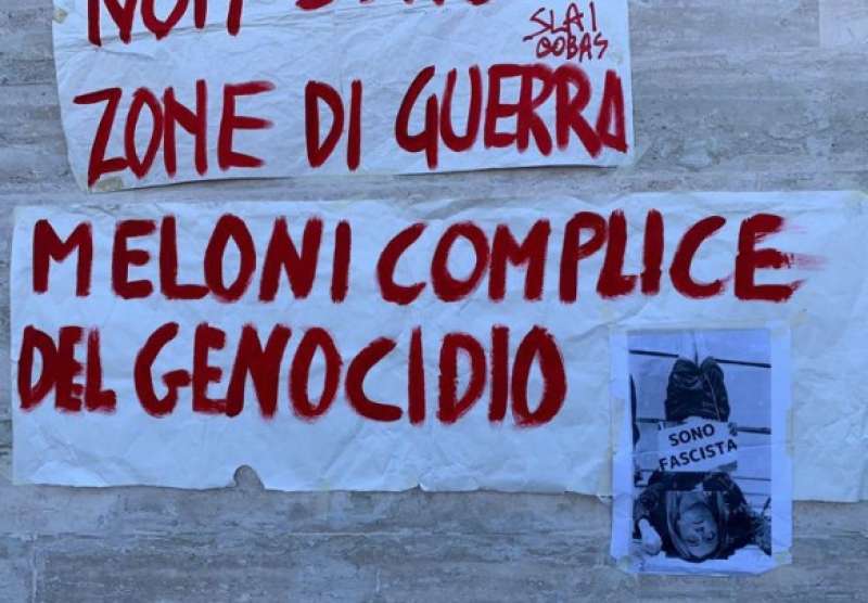 scritte contro giorgia meloni al corteo no g7 di fasano