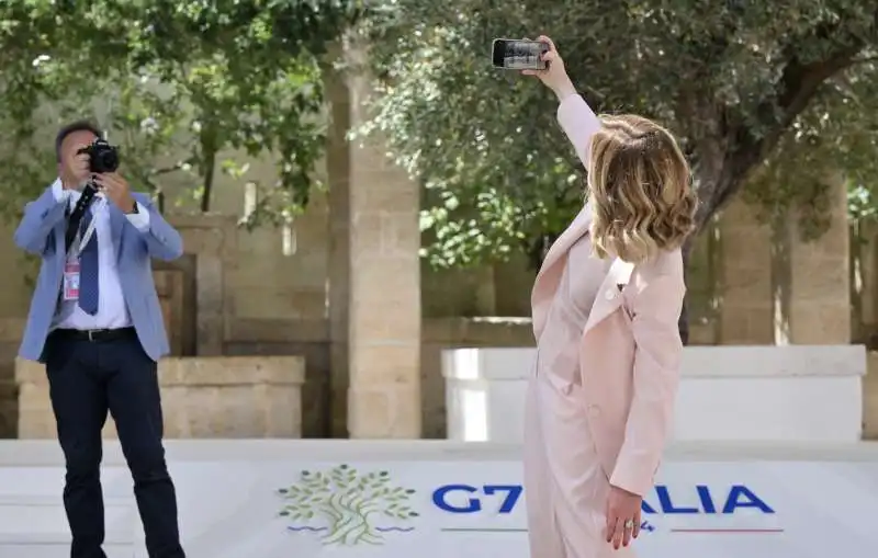 SELFIE DI GIORGIA MELONI AL G7 DI BORGO EGNAZIA    