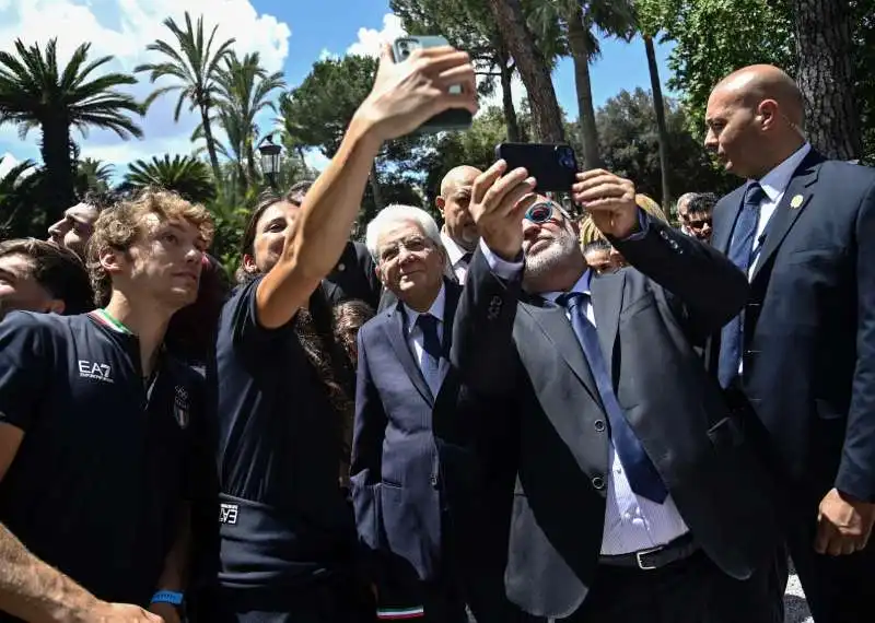 SERGIO MATTARELLA - SELFIE CON GLI ATLETI OLIMPICI 