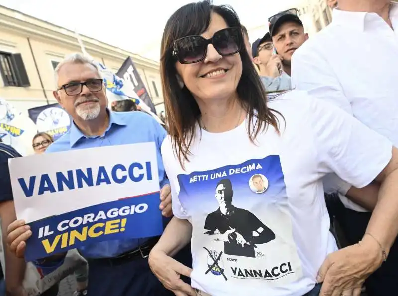 sostenitori di vannacci a piazza santi apostoli 