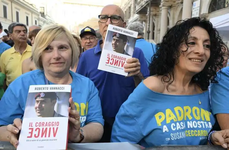 sostenitori di vannacci a piazza santi apostoli     