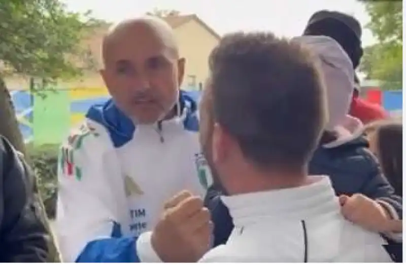 SPALLETTI SCHERZA CON UN TIFOSO