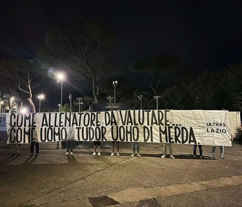 striscione dei tifosi della lazio contro igor tudor 