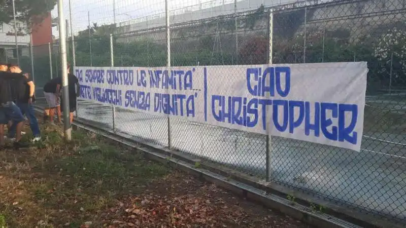 striscioni per thomas christopher luciani fuori dal parco dove e stato ucciso 