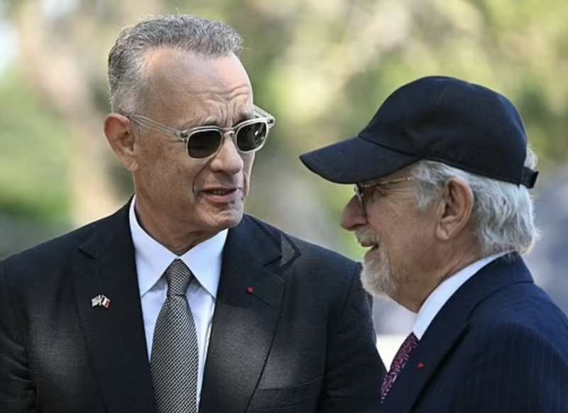 tom hanks e steven spielberg in normandia per gli 80 anni del d day