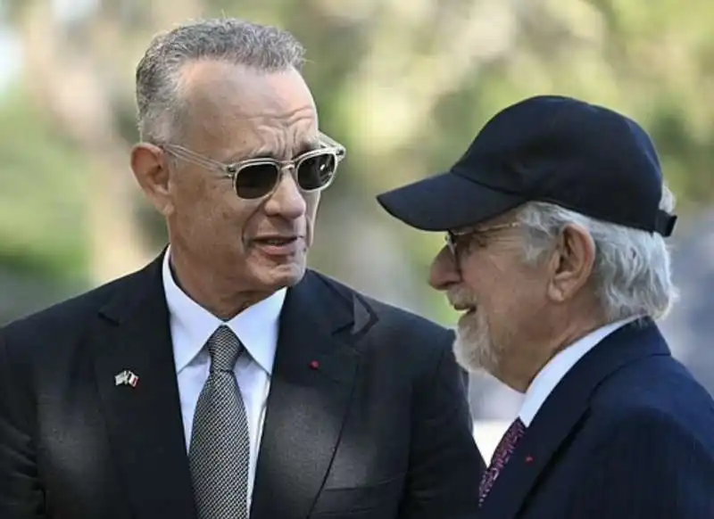 tom hanks e steven spielberg in normandia per gli 80 anni del d day 