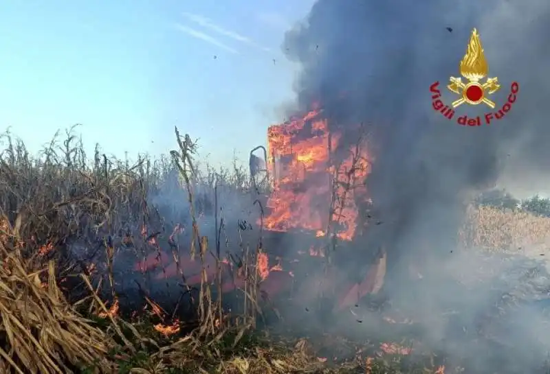  trebbiatrice in fiamme cisterna di latina