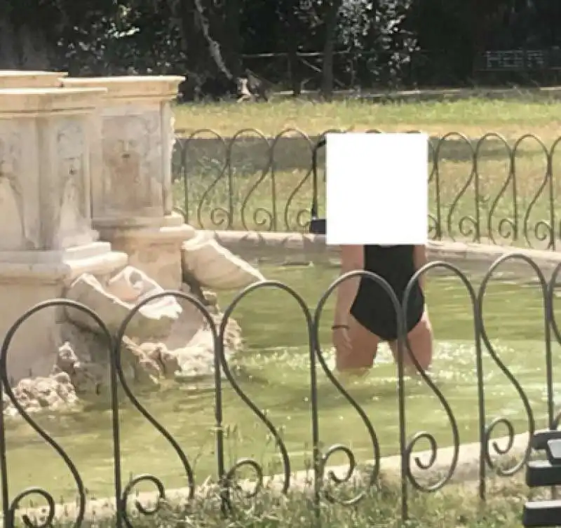 turista fa il bagno a villa pamphilj   1