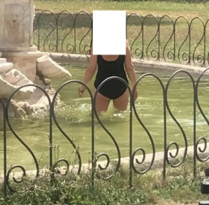 turista fa il bagno a villa pamphilj   2