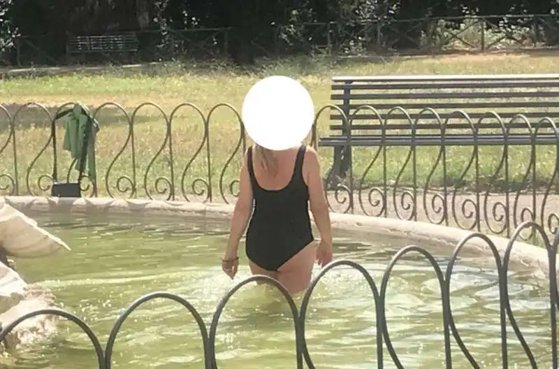 turista fa il bagno a villa pamphilj   4