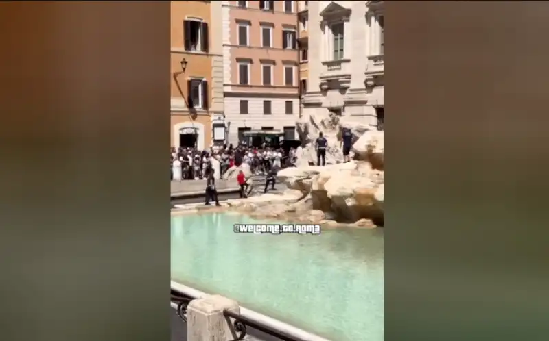 UN 27ENNE UCRAINO TENTA DI ARRAMPICARSI SULLA FONTANA DI TREVI