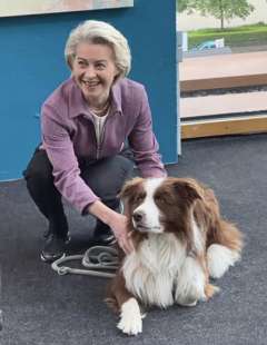 ursula von der leyen con un cagnolino