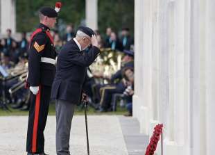 veterano dello sbarco in normandia 80 anni del d day ver sur mer