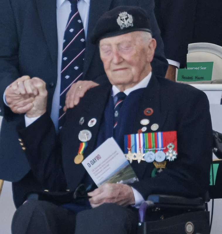 veterano dello sbarco in normandia 80 anni del d day ver sur mer